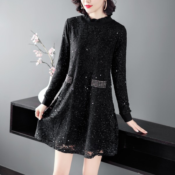 Stílusos fekete női ruha, hosszú ujjal és fényes hatással