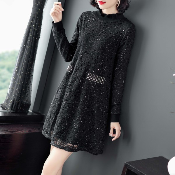 Stílusos fekete női ruha, hosszú ujjal és fényes hatással