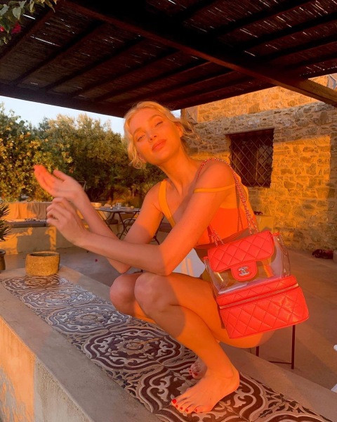 Kétrészes fürdőruha háromszög alakú felsővel és magas derekú alsóval