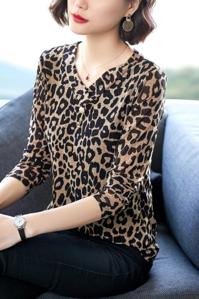 Aktuális női blúz leopárd mintával és spitz nyakkivágással