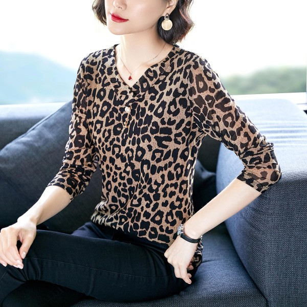 Aktuális női blúz leopárd mintával és spitz nyakkivágással