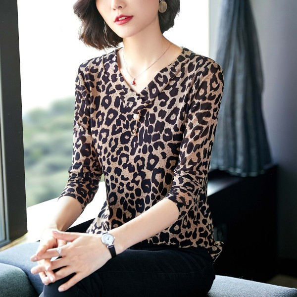 Aktuális női blúz leopárd mintával és spitz nyakkivágással