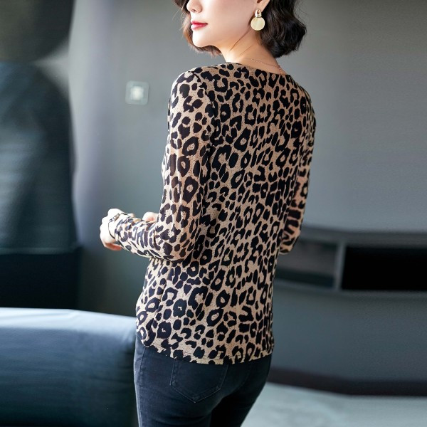 Aktuális női blúz leopárd mintával és spitz nyakkivágással
