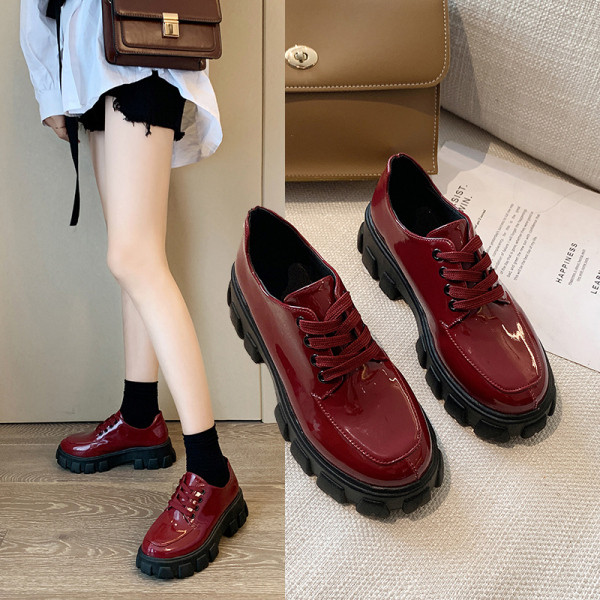 Női alkalmi cipő lekerekített modell fűzővel és durva talppal