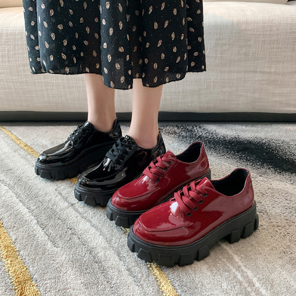 Női alkalmi cipő lekerekített modell fűzővel és durva talppal