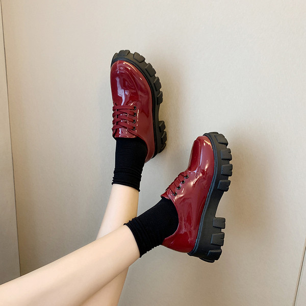 Női alkalmi cipő lekerekített modell fűzővel és durva talppal