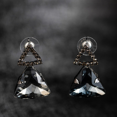 Elegantiški moteriški auskarai su juodais akmenėliais