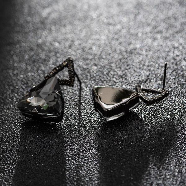 Елегантни дамски обеци с черни камъни 