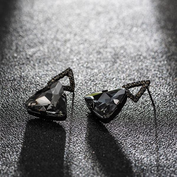 Елегантни дамски обеци с черни камъни 
