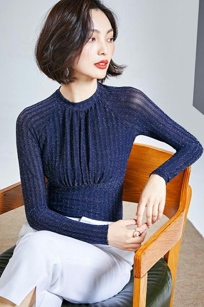 Modern női blúz kerek nyakkivágással, fényes hatással