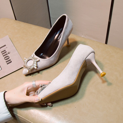 Naiste elegantsed öko seemisnahast kingad metallelemendi ja õhukese kontsaga