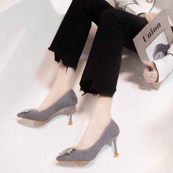 Naiste elegantsed öko seemisnahast kingad metallelemendi ja õhukese kontsaga