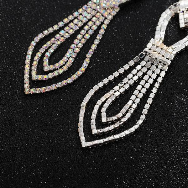 Elegantsed rippuva motiivi ja kivikestega naiste kõrvarõngad