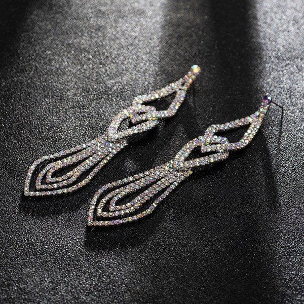 Elegantsed rippuva motiivi ja kivikestega naiste kõrvarõngad