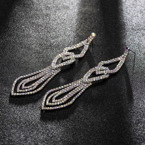 Elegantsed rippuva motiivi ja kivikestega naiste kõrvarõngad