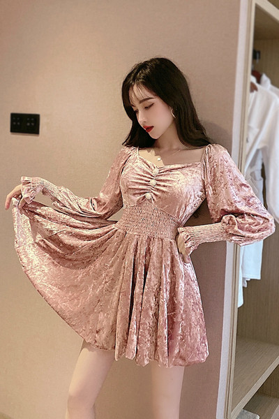 Naiste retrostiilis pikkade varrukate ja nööpidega sametkleit