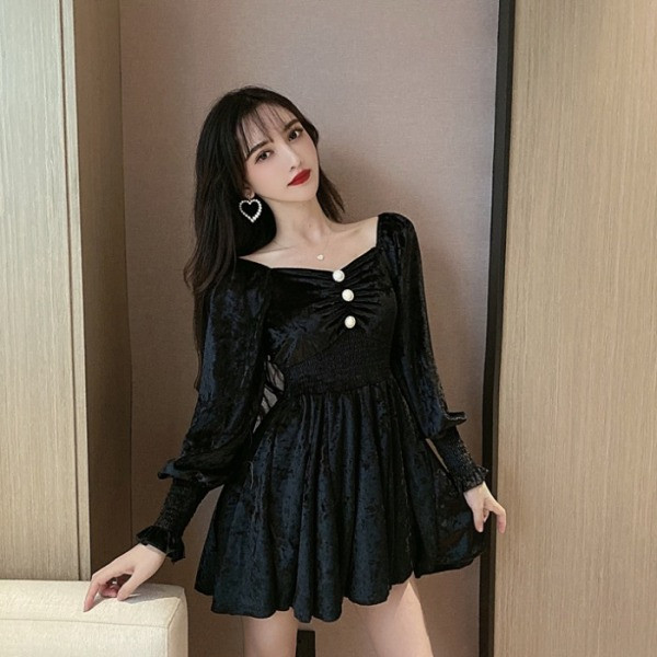 Naiste retrostiilis pikkade varrukate ja nööpidega sametkleit