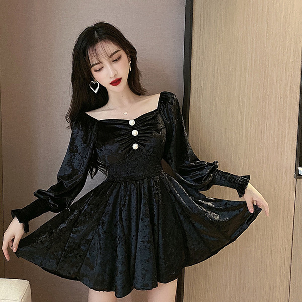 Naiste retrostiilis pikkade varrukate ja nööpidega sametkleit