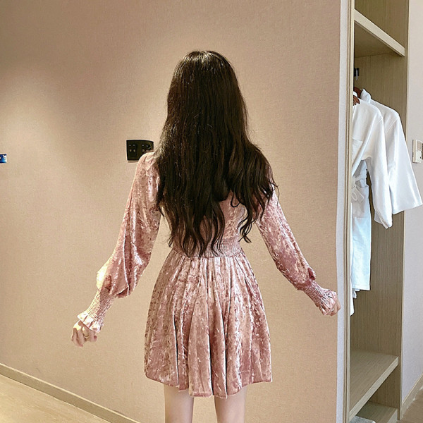 Naiste retrostiilis pikkade varrukate ja nööpidega sametkleit