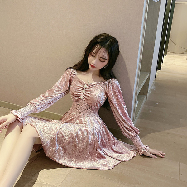 Naiste retrostiilis pikkade varrukate ja nööpidega sametkleit