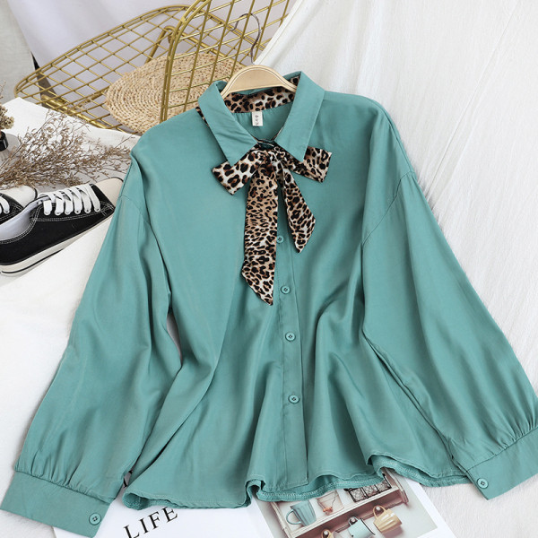 Moodne naiste särk leopardimustrilise paela ja klassikalise kraega