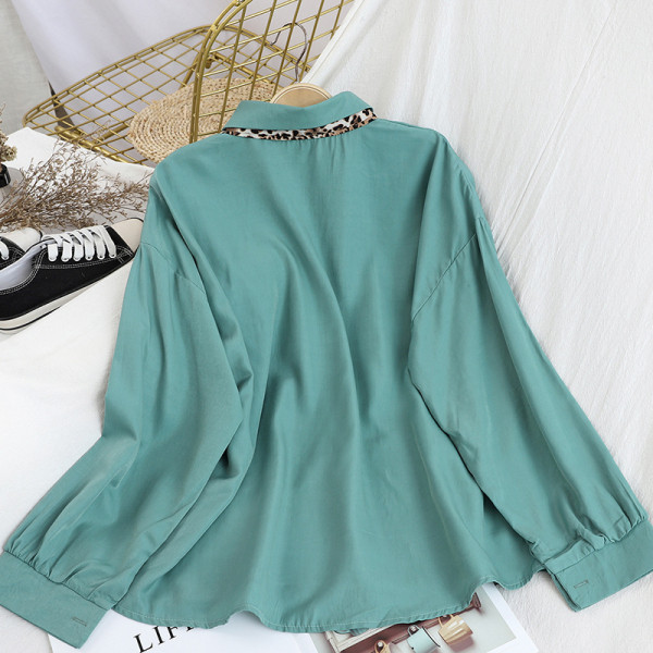 Moodne naiste särk leopardimustrilise paela ja klassikalise kraega