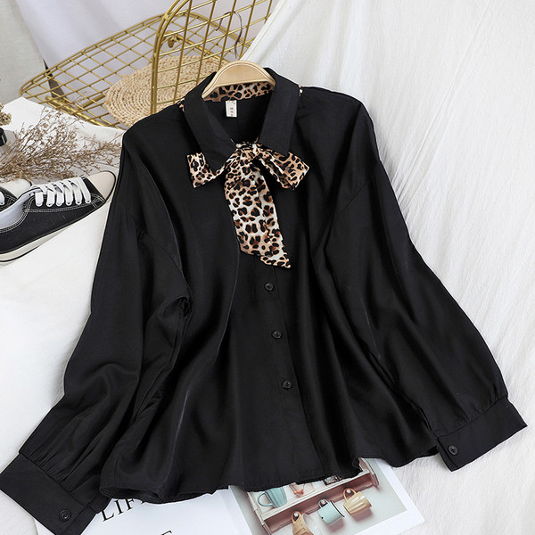 Moodne naiste särk leopardimustrilise paela ja klassikalise kraega