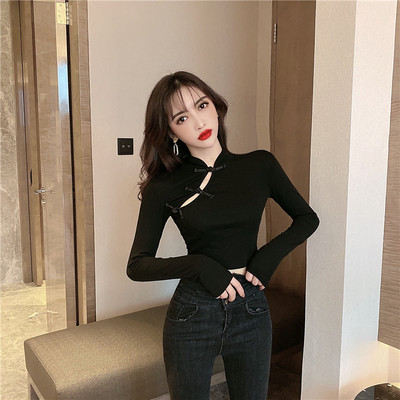 Σύντομη γυναικεία μπλούζα με χαμηλό γιακά και μακρύ μανίκι