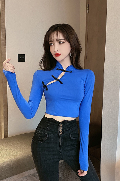 Σύντομη γυναικεία μπλούζα με χαμηλό γιακά και μακρύ μανίκι