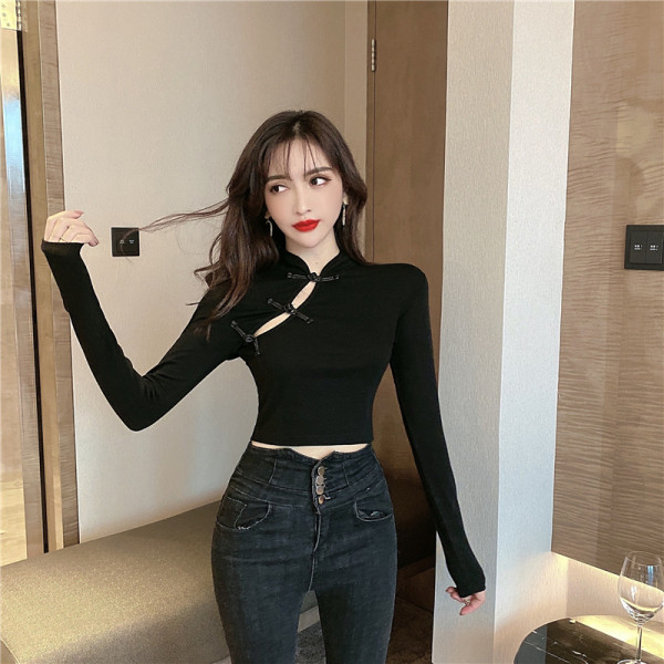 Σύντομη γυναικεία μπλούζα με χαμηλό γιακά και μακρύ μανίκι