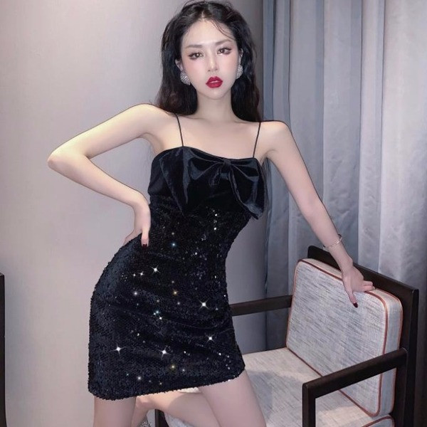 Stílusos női ruha szalaggal és flitterekkel