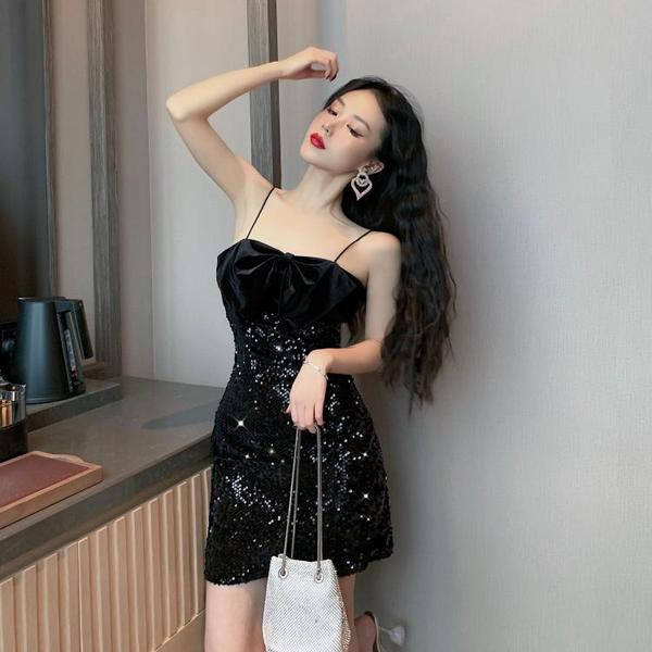 Stílusos női ruha szalaggal és flitterekkel