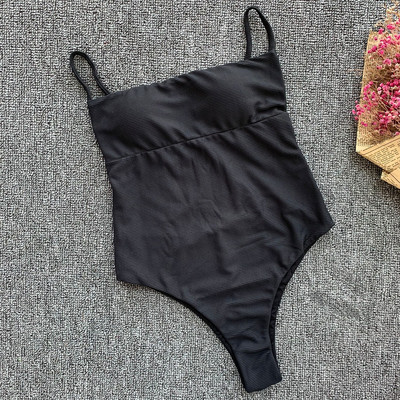 Terve ujumistrikoo puhas mudel õhukeste rihmadega