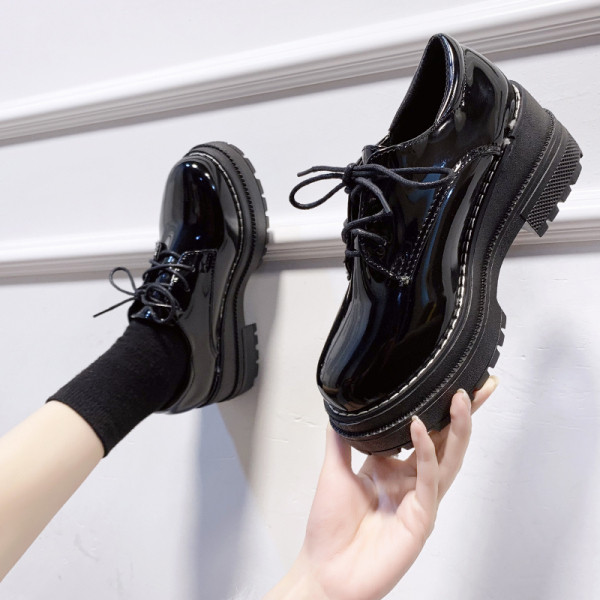 Moteriški batai klasikinio paprasto modelio su platforma ir raišteliais