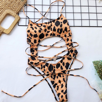 Цял бански костюм с изрязани части, леопардов десен и връзки