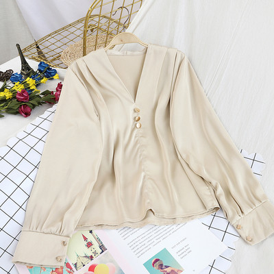 Stiilne naiste särk V-kaelusega ja metallelemendiga