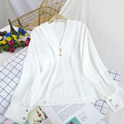 Stiilne naiste särk V-kaelusega ja metallelemendiga