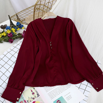 Stiilne naiste särk V-kaelusega ja metallelemendiga