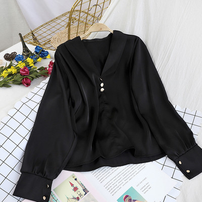 Stiilne naiste särk V-kaelusega ja metallelemendiga