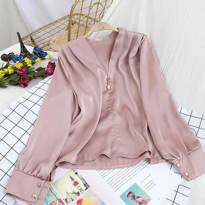 Stiilne naiste särk V-kaelusega ja metallelemendiga