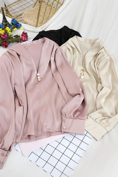 Stiilne naiste särk V-kaelusega ja metallelemendiga