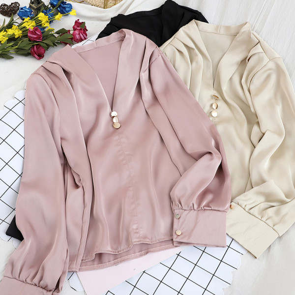 Stiilne naiste särk V-kaelusega ja metallelemendiga