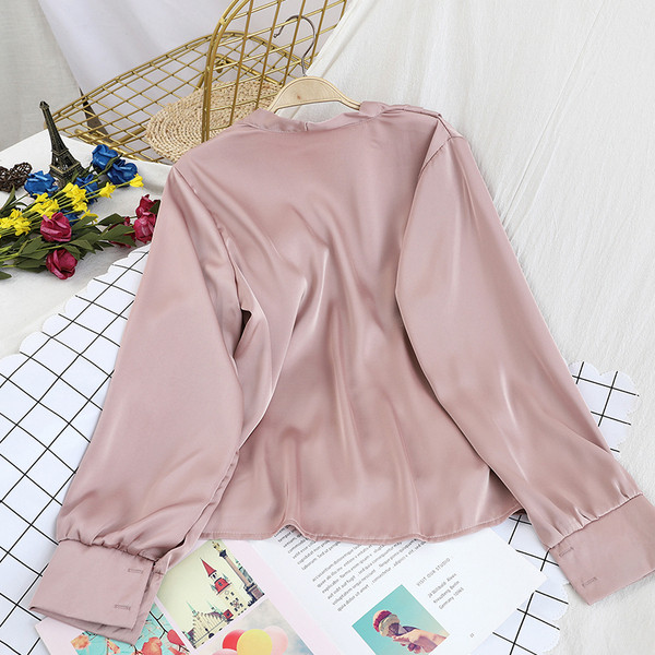 Stiilne naiste särk V-kaelusega ja metallelemendiga