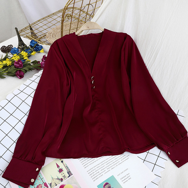 Stiilne naiste särk V-kaelusega ja metallelemendiga