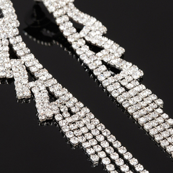 Елегантни дамски сребристи висящи обеци 