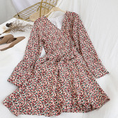 Lillemustri ja V-kaelusega kaasaegne naiste kleit