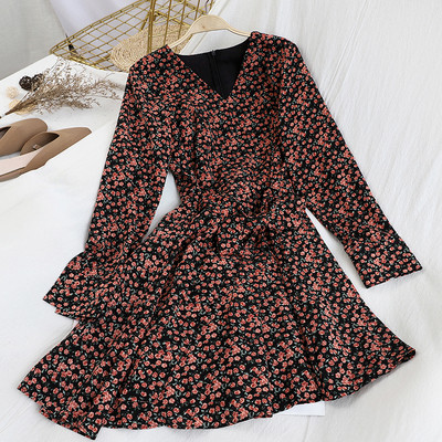 Lillemustri ja V-kaelusega kaasaegne naiste kleit