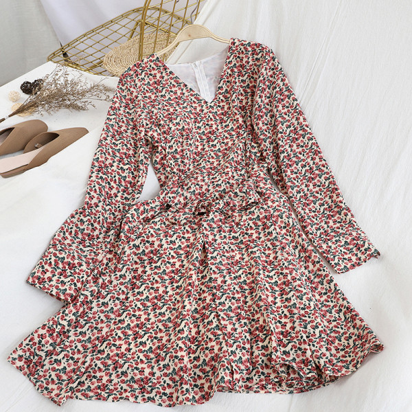 Lillemustri ja V-kaelusega kaasaegne naiste kleit