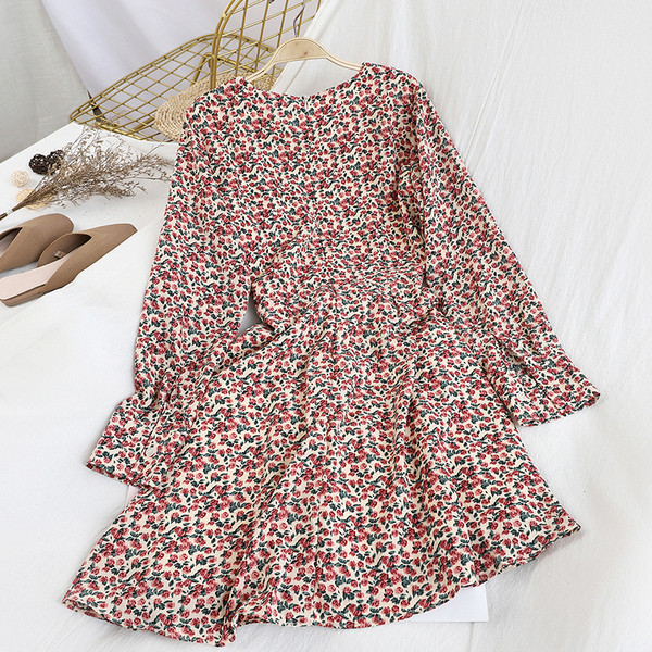 Lillemustri ja V-kaelusega kaasaegne naiste kleit