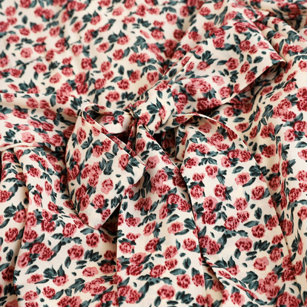 Lillemustri ja V-kaelusega kaasaegne naiste kleit